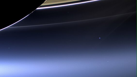 Javier__Sierra's tweet photo. .@carolynporco nos muestra la foto que @CassiniSaturn hizo de la Tierra. El punto de azul pálido somos nosotros. https://t.co/CSOoCu7oNj