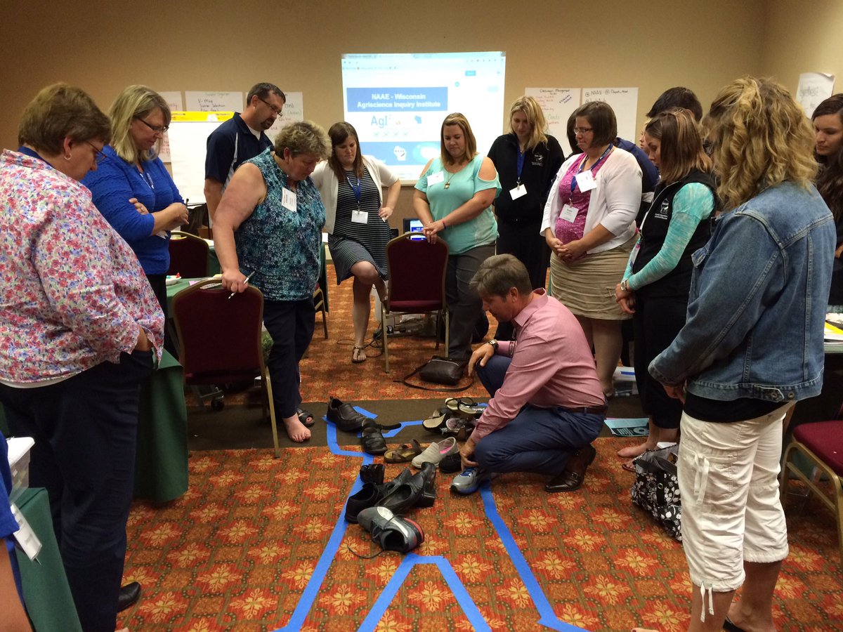 JeannahJ's tweet photo. Introducing dichotomous keys with shoes... #WAAEAgI2 #agscience https://t.co/6UkwPqsL3Z