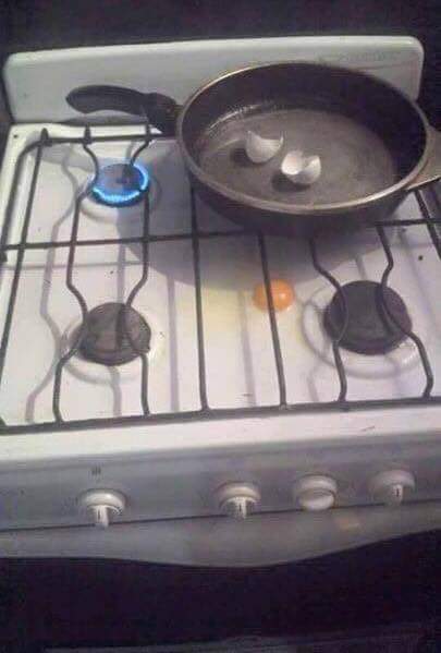 DePeronismo's tweet photo. Hoy nos enseña a hacer un huevo frito...El Pipita Higuaín #CocinaPeronista ✌ https://t.co/M8ad7Qja6d