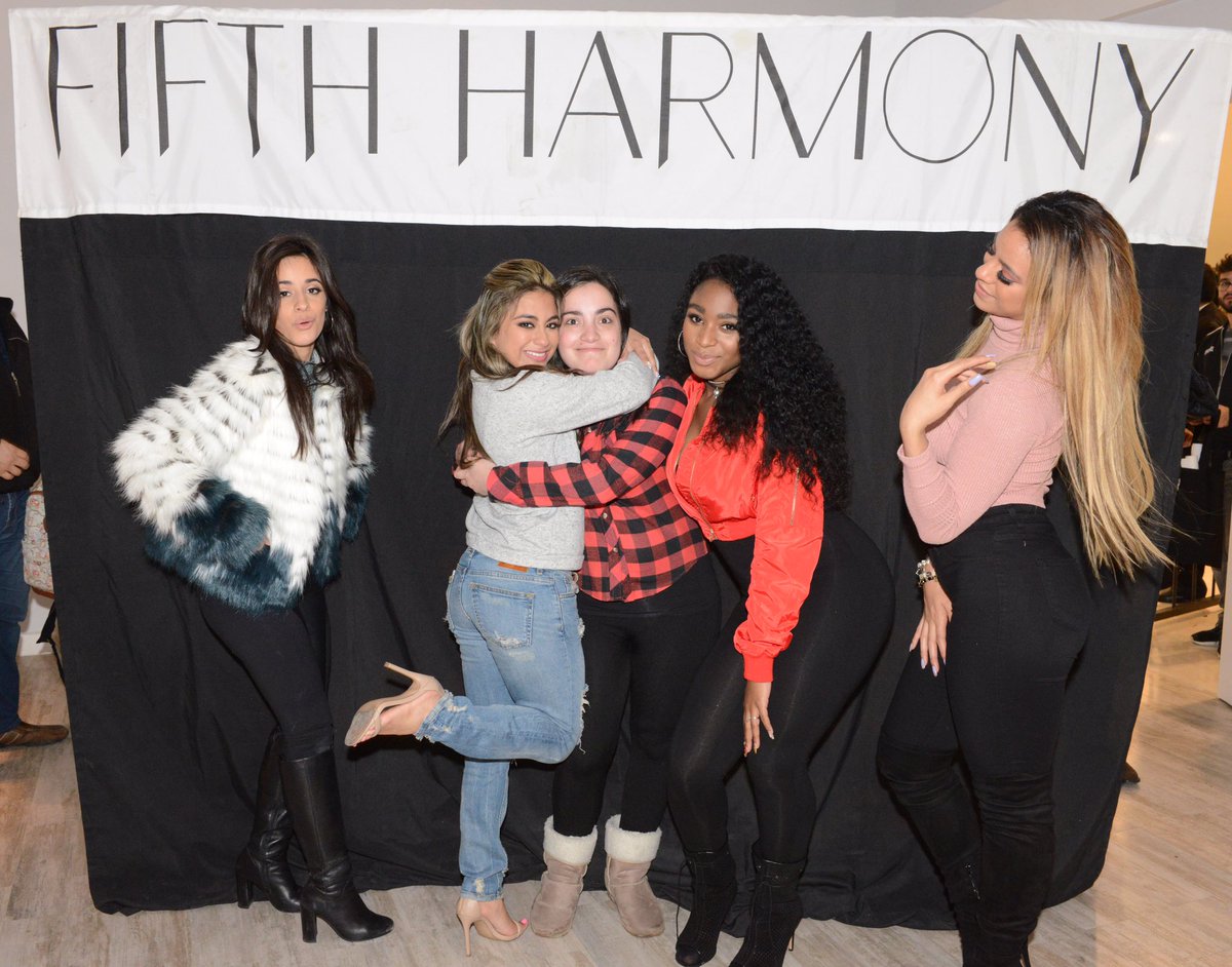 GorramDoll's tweet photo. Esa cara de 'ALLY ME ESTÁ ABRAZANDO' #727vip #727TourArgentina #727Tour #727Argentina https://t.co/CKlEd3u3mX