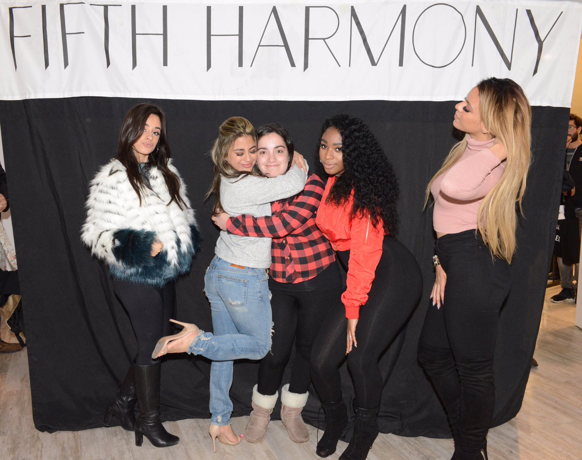GorramDoll's tweet photo. Esa cara de 'ALLY ME ESTÁ ABRAZANDO' #727vip #727TourArgentina #727Tour #727Argentina https://t.co/CKlEd3u3mX