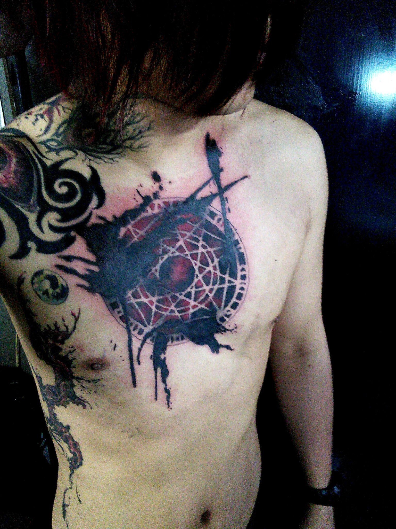 魔王おちょん Oc 今日のタトゥーすごく気に入ってるけど 見えない痛い場所にいれる恐怖を思い出してしまって ゆうくんに 首入れてもらうの本気でびびってきた笑 けどかっこいいから入れる T Co 1pdqs348u3 Twitter