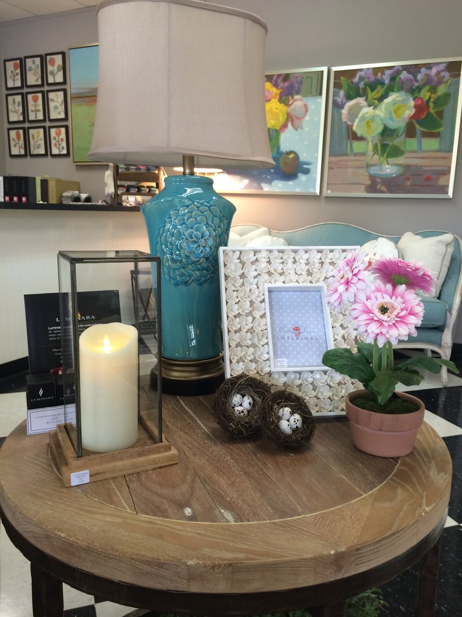 cdinteriors's tweet photo. Layering #accessories on an accent #table is a great way to add depth &amp; interest to an otherwise bare space. #Design https://t.co/OIQbBTm3eI