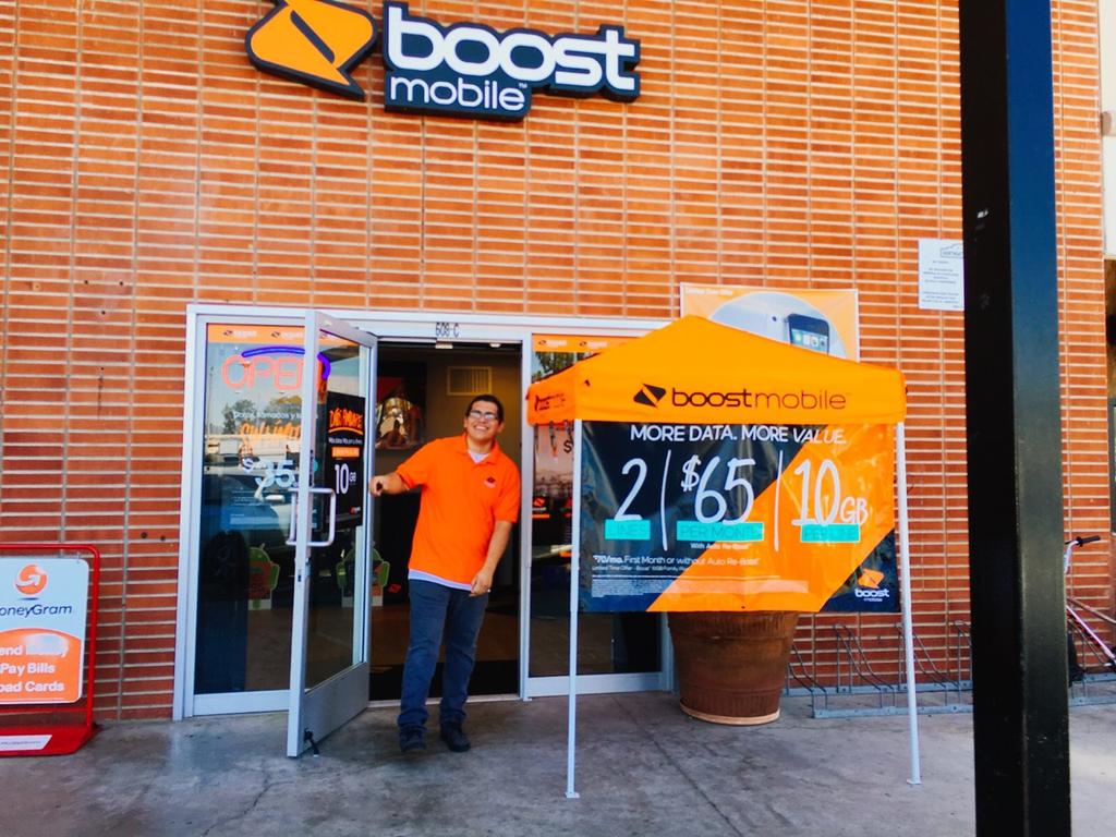 2020mobileesd04's tweet photo. Esd04 ready to offer. Bringing customers in. Small store doing big sales @2020MobileInc @AbeIhmud  #boostmobiletake https://t.co/hIqAopcTus