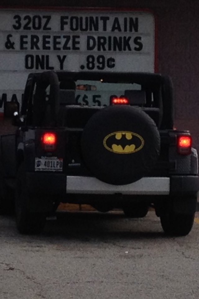 29kyle29's tweet photo. Even the #batjeep needs to grab a cold drink!😂👊 #jeepcreep https://t.co/ORFrd5Jw3d