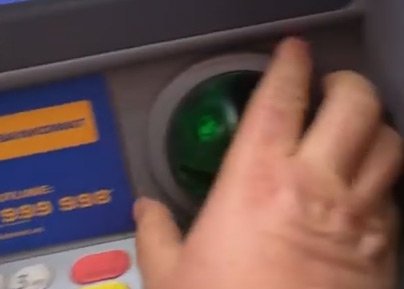 Kredi Kartı Bilgilerini Kopyalamak için ATM üzerine Kurulan Düzenek - sanalsosyal.com/kredi-karti-bi… -