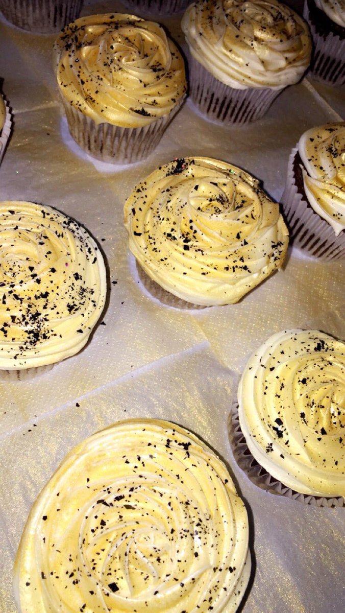 PamiiBabesh's tweet photo. Whilst in Birmingham for #EXQ16 , #ZimLinkUp &amp; #TakeMeOutZim get yourself some #SammiesCupcakes 😍🍰 @CupcakesbyS 🎀 https://t.co/iP2cI7lu1q
