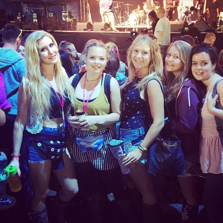 LauraaMinnss's tweet photo. #JohnPeelStage #GurlsGurlsGurls https://t.co/6ke3wSIEDS