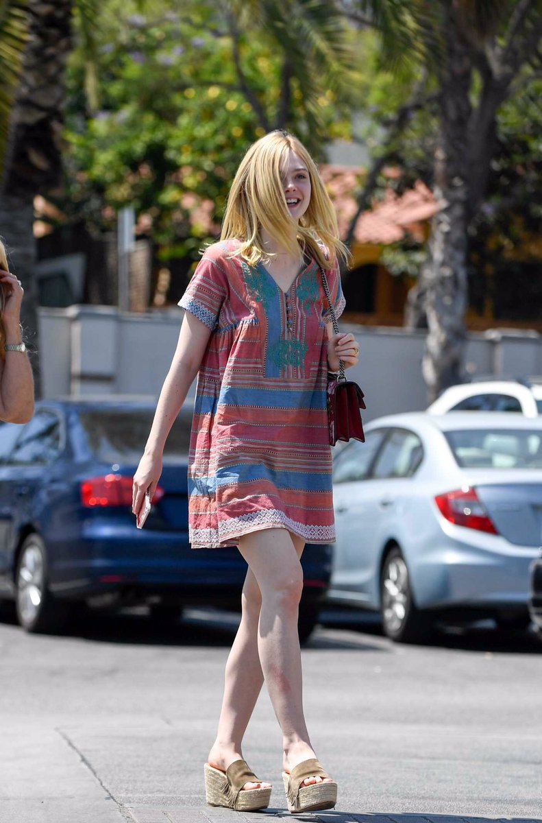 EFanningfrance's tweet photo. Elle out in Los Angeles yesterday ! #ElleFanning https://t.co/H8s0vBTt6i https://t.co/KIe6PPmzc5