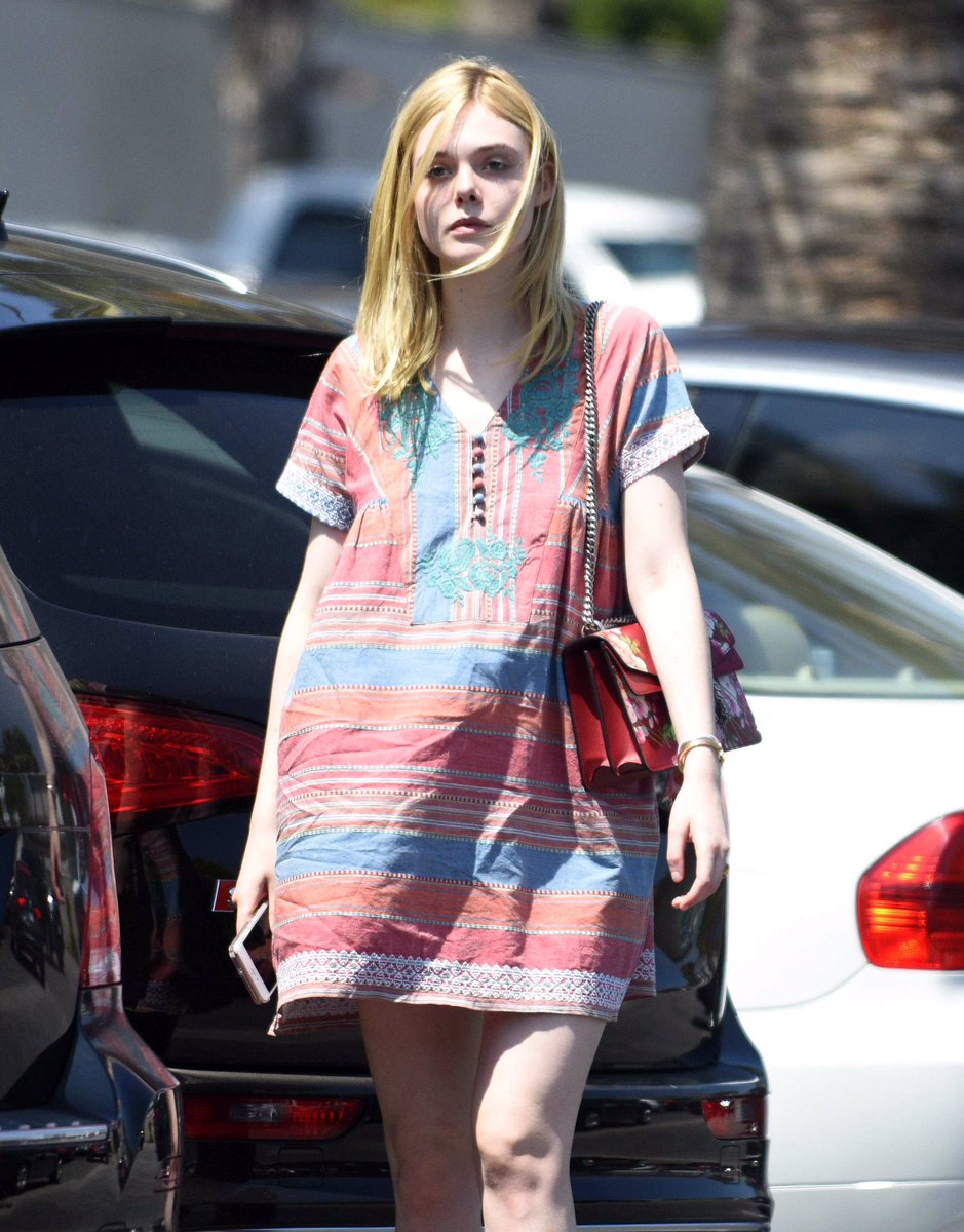 Elle out in Los Angeles yesterday ! #ElleFanning ellefanningfrance.com/photos/thumbna…