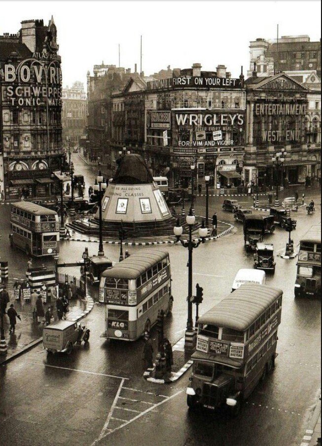 SohoGeorge's tweet photo. Piccadilly Circus 1939---- Eros dressed for war! https://t.co/1iL3Myde0y