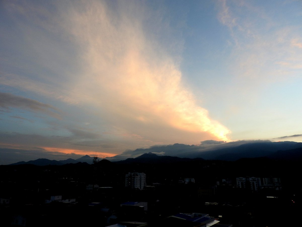 TwiterosCali's tweet photo. #AtardecerCaleño, cortesia de @yolianfernando. @IDEAMColombia @canalclima @hpupiales @GuerreroIsabel @CaliSosVos https://t.co/Yhm6LStV29