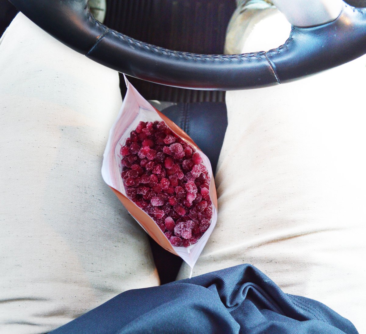JuicyGems's tweet photo. When life gives you traffic... eat pomegranate arils. #PomegranateArils #Frozen #SummerIsHere https://t.co/85axQIkjXG