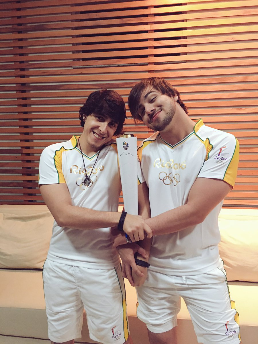 t3ddyyyyy's tweet image. conduzindo a tocha da maneira mais fofa do mundo 💙✨