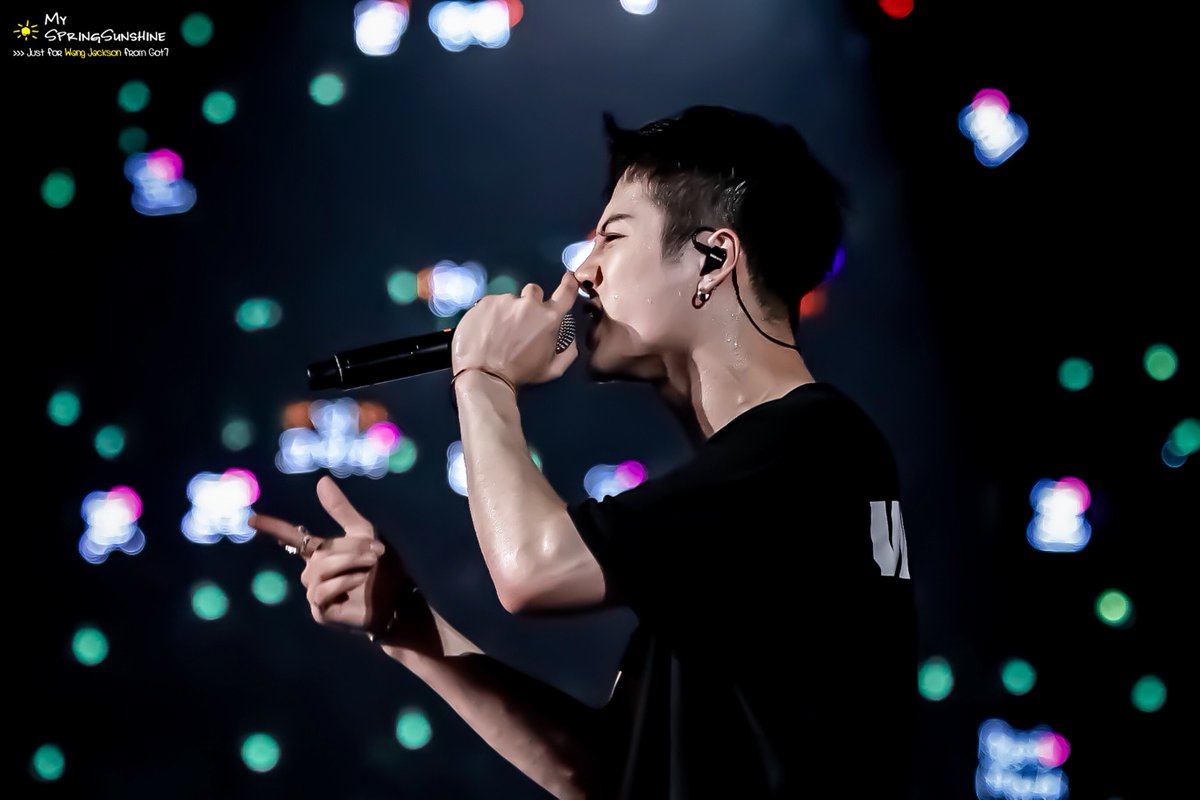 SpringSunshineW's tweet photo. The King of the Stage ✨👑✨ 

#JacksonWang #잭슨 #王嘉爾 https://t.co/pnA1uO0NxC