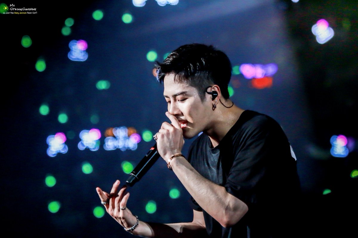 SpringSunshineW's tweet photo. The King of the Stage ✨👑✨ 

#JacksonWang #잭슨 #王嘉爾 https://t.co/pnA1uO0NxC
