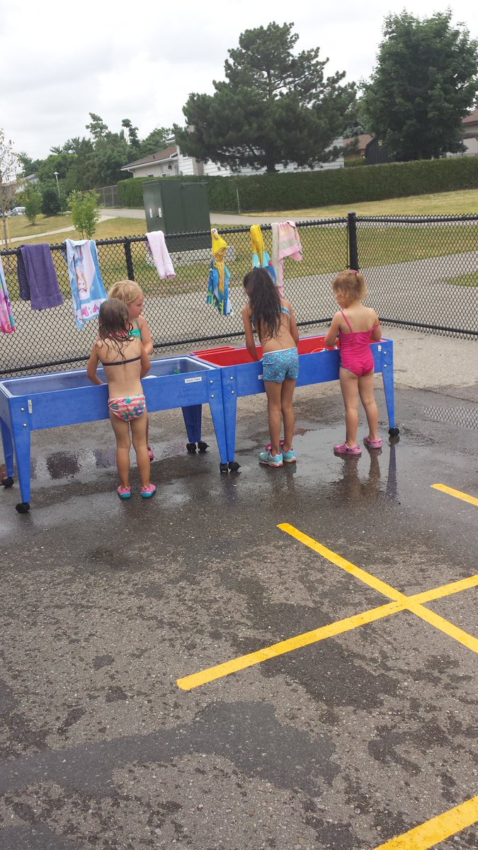 BrebeufFDK101's tweet photo. Water play day!! https://t.co/Zhs1g96fLS