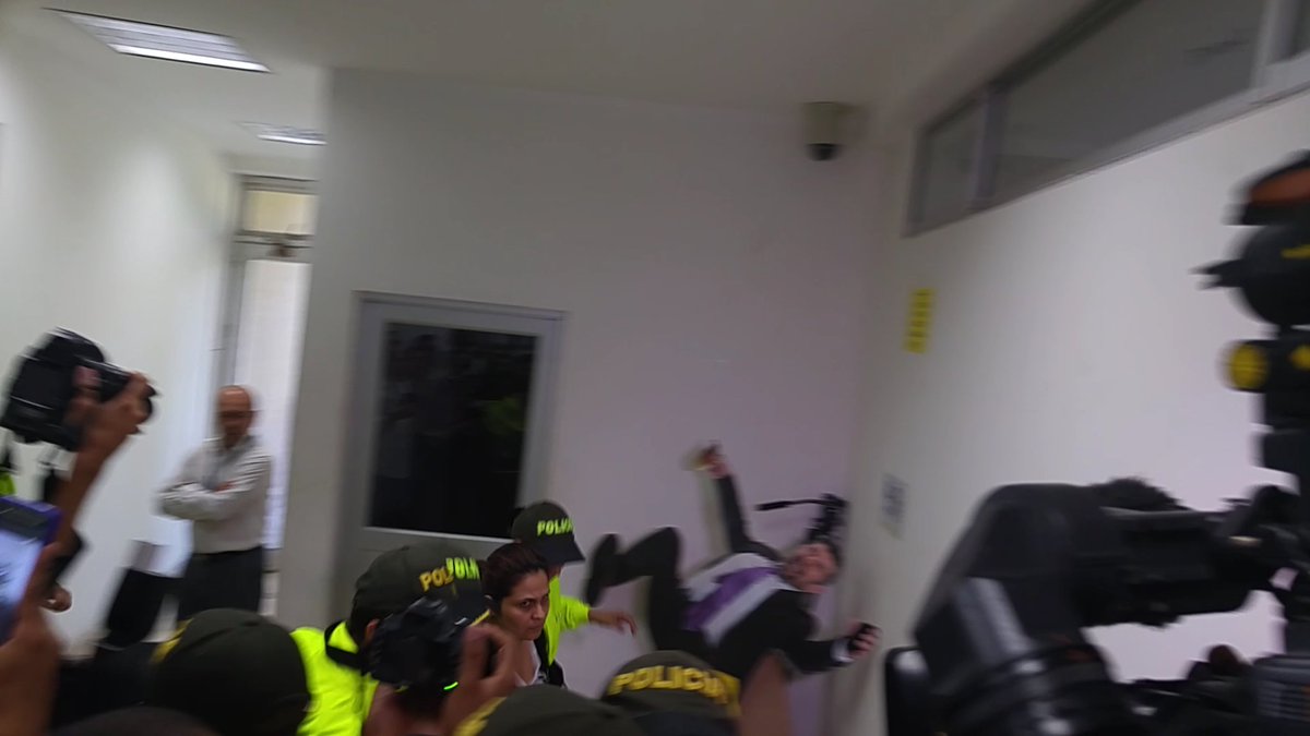 ivanduva's tweet photo. En la sala 15 del C.S.J comenzará la imputación de Cargos de la sindicada Dayana Hassim por homicidio ex director ML https://t.co/5O4gjXo5L0