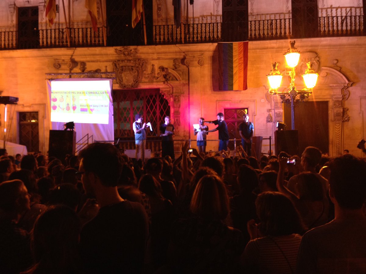 PSOEPalma's tweet photo. 🌈 Comença lectura del manifest de l'#Orgull2016 recordant l'aprovació Llei contra LGTBIfòbia #LoveWins #PrideSummer https://t.co/vsiLYdZgRq
