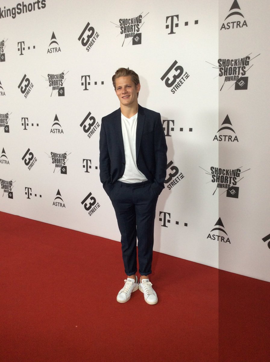 ShockingShorts's tweet photo. Es nimmt kein Ende 😱😍 #ShockingShorts Award 2016 #besterRedCarpet https://t.co/pEInSXK6G5