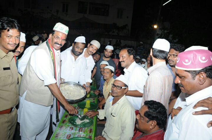 UttamINC's tweet photo. కోదాడలో నా సోదరులతో ఇఫ్తార్ విందు....
#Iftar in Kodada. https://t.co/E9rHWgPyHT