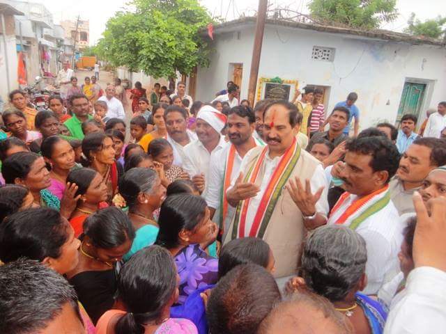 UttamINC's tweet photo. హుజూర్ నగర్ లో 17వ వార్డులో అంగన్ వాడీ పాఠశాలకి ప్రహరీగోడ, సి.సి.రోడ్లకు శంఖుస్థాపన చేయడం జరిగింది. https://t.co/4qGtbh56aL
