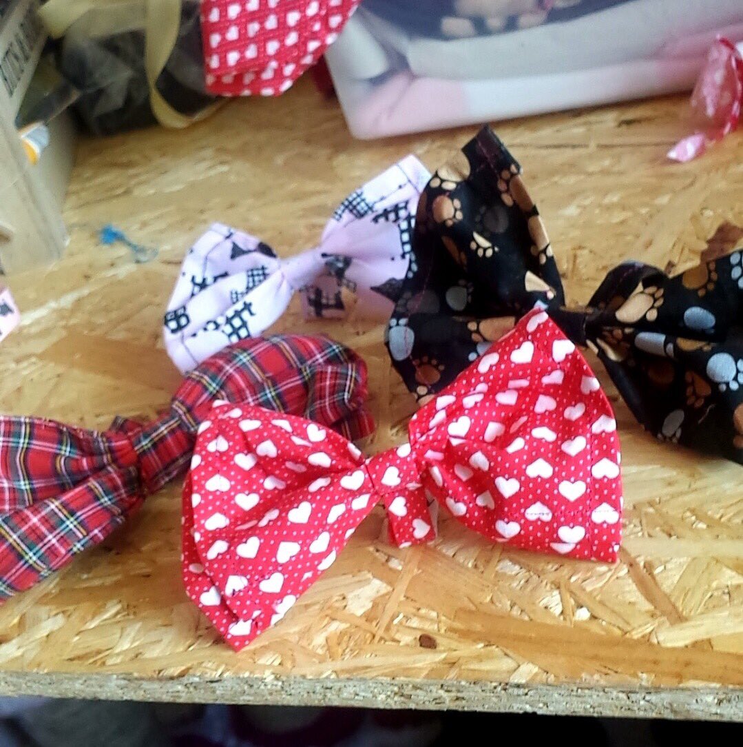 sallyspets's tweet photo. Handmade Doggy bow ties with collar loop 🐶 £3.50 each #sewing #dogsoftwitter #pupper #doggo #dapperdogs #petsupplies https://t.co/F011kgHE69