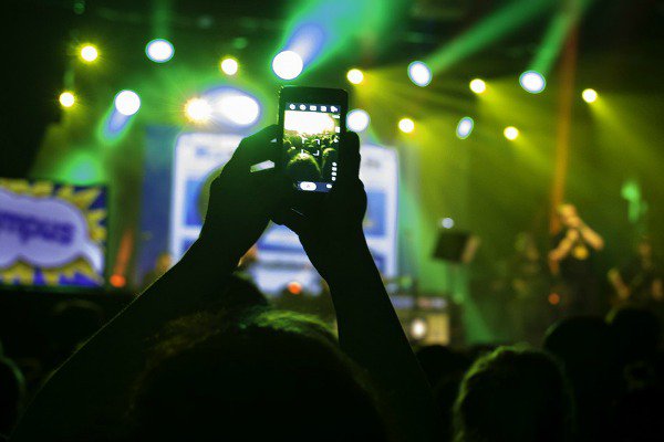 PigsAndPlans's tweet photo. A newly approved patent could eventually block iPhones from recording footage at concerts. https://t.co/DolKyfDWk3 https://t.co/e0eJSUvViL