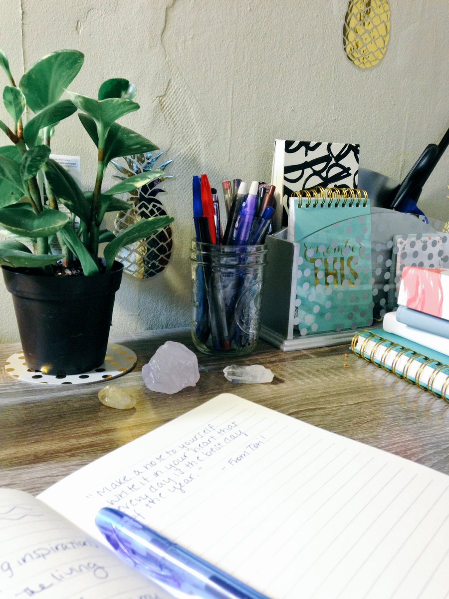 coffee_crystals's tweet photo. Already feeling more and more inspired every time I sit here ๐๐ผโจ #chasingthosedreams #manifestthatish https://t.co/9uvBbugy0B