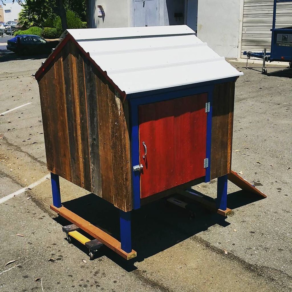 PaulRarePoultry's tweet photo. #coop #4thofJuly #reclaimedwood #minicapecodcoop #CustomCoops https://t.co/40w8Eh0Uz3