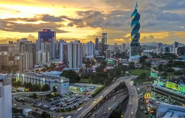 Portafolioco's tweet photo. #Panamá dice ser la “envidia” del continente por sus cifras económicas https://t.co/ogLgd2YD7l https://t.co/DcBt7whNL0