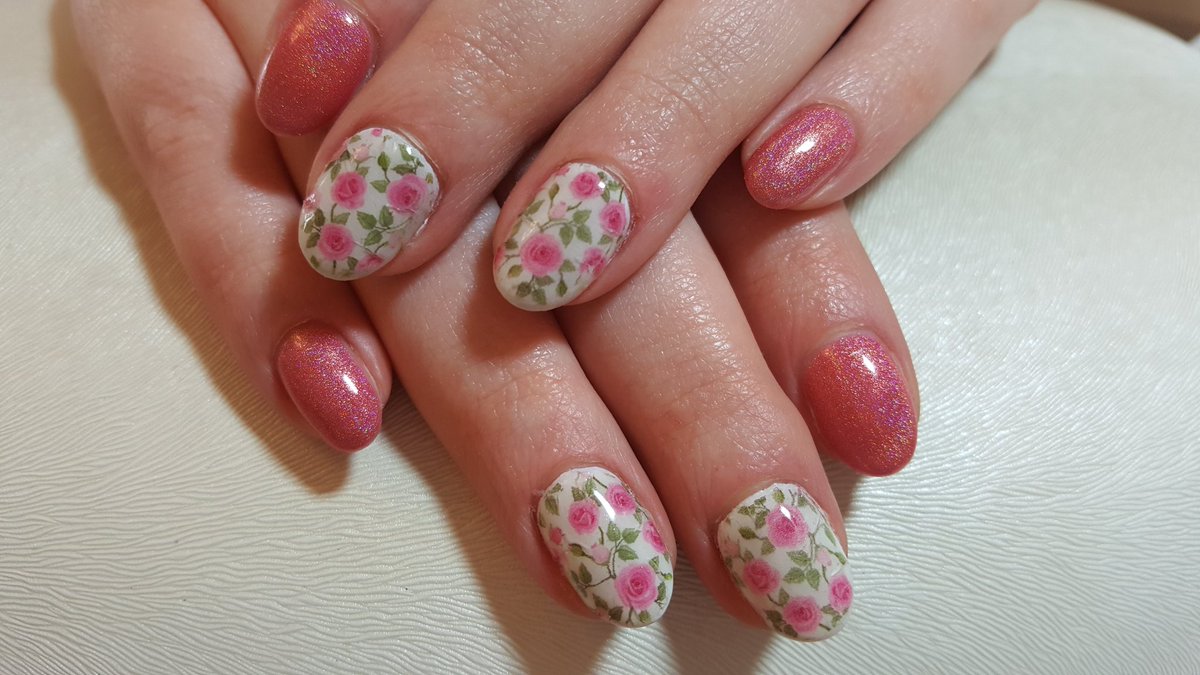 lyninails's tweet photo. Vintage meets holo 😊 Studiogelnägel https://t.co/g5a7sBVB1F