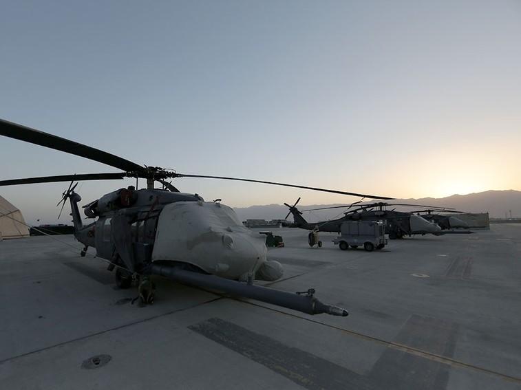 NatGeoTV's tweet photo. Pararescue specialists fly into hot landing zones in order to rescue wounded soldiers. #InsideCombatRescue 10/9c https://t.co/ci1INVJYha