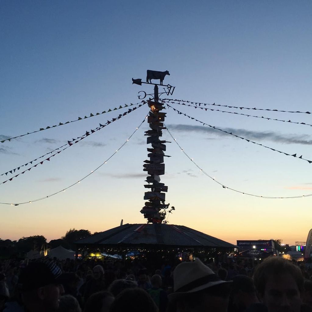 JessiGinFox's tweet photo. What a silhouette! The incredible signpost at #WilliamsGreen in the #sunset. 🌅 #glasto2016… https://t.co/5J0VgP3FbG https://t.co/mMyAY3WTNl