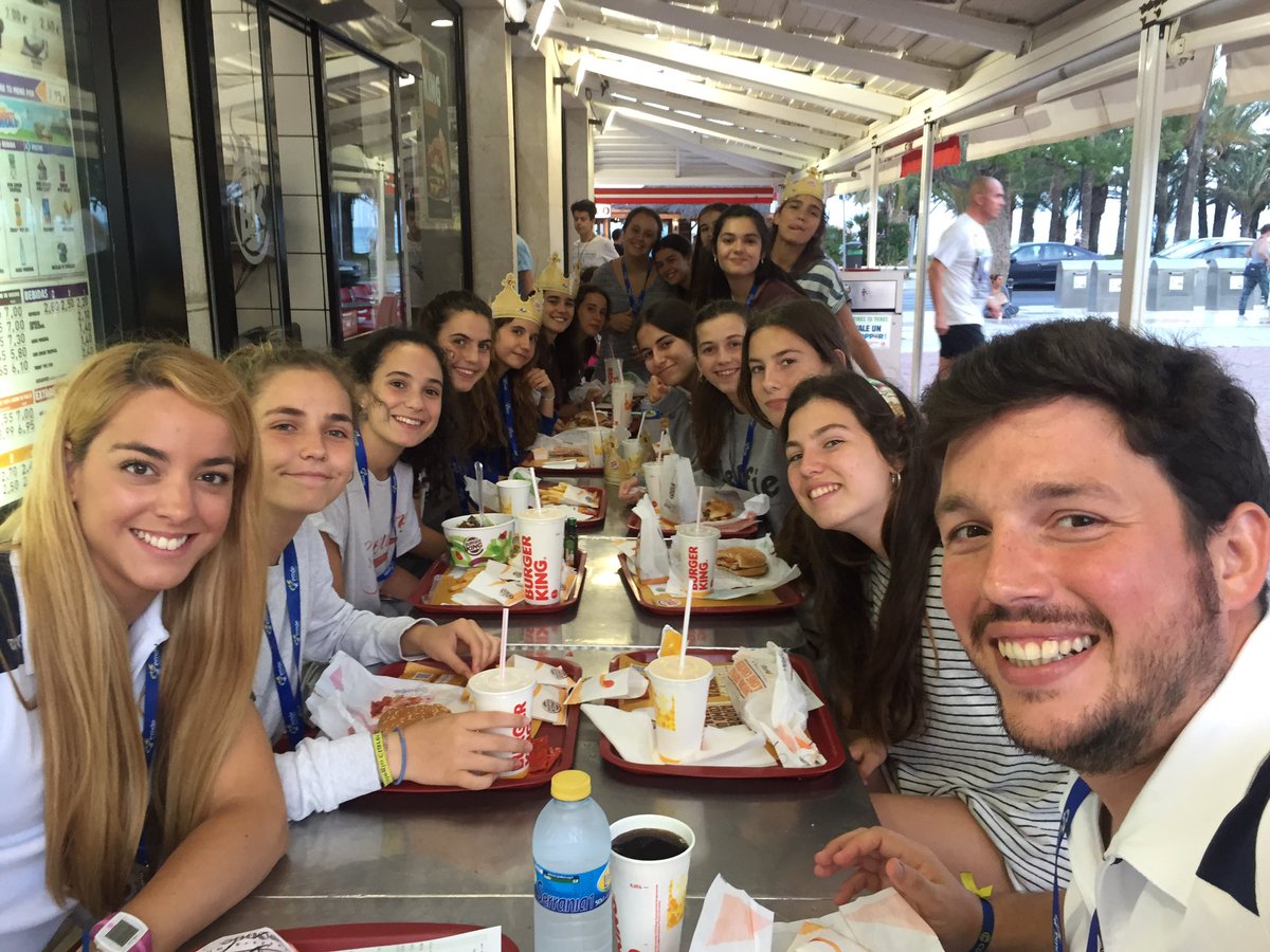 CDClaretSev's tweet photo. Las chicas de VB cierran sus bonitos 5 días con una gran cena y buenísimo rato en BurgerKing @Torremolinos_On ‼️💛💙🍔🍟 https://t.co/PZTv7H5SQb
