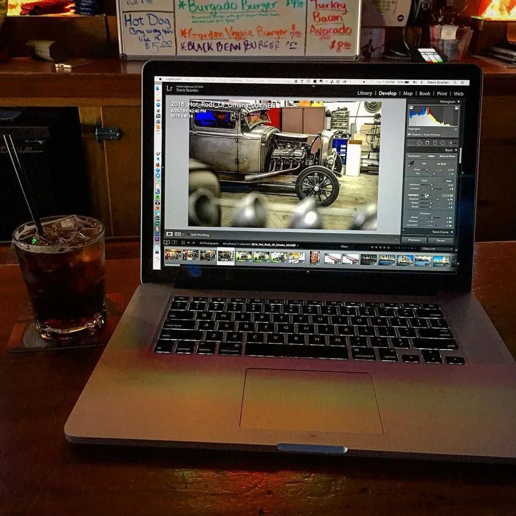 royboyprods's tweet photo. A good burger, stiff drink &amp; editing the #HotRodsOfOmaha photos for #HopUpMagazine at the #ParamountBar https://t.co/enKYYAu2xV