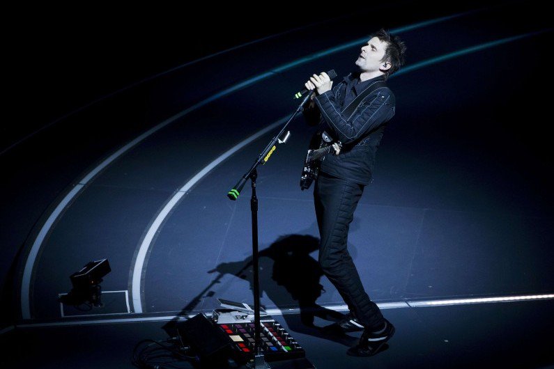 VIDÉO - Muse a soulevé la fan-zone de la Tour Eiffel #MuseTourEiffel  > bit.ly/292XVyr