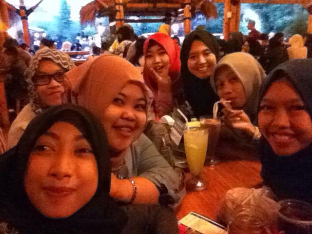 Kapan kapan gini lagi yuuu gapapa lah cuma main biasa ke yang biasa biasa juga yang penting KEBERSAMAAN ({})