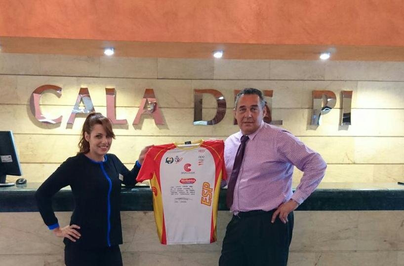 colocpi's tweet photo. @Saul_Craviotto siempre solidario. Gracias 4ª noche solidaria @salleshotels #SHCaladelPI @AECCGirona https://t.co/HrBSFH3gJr