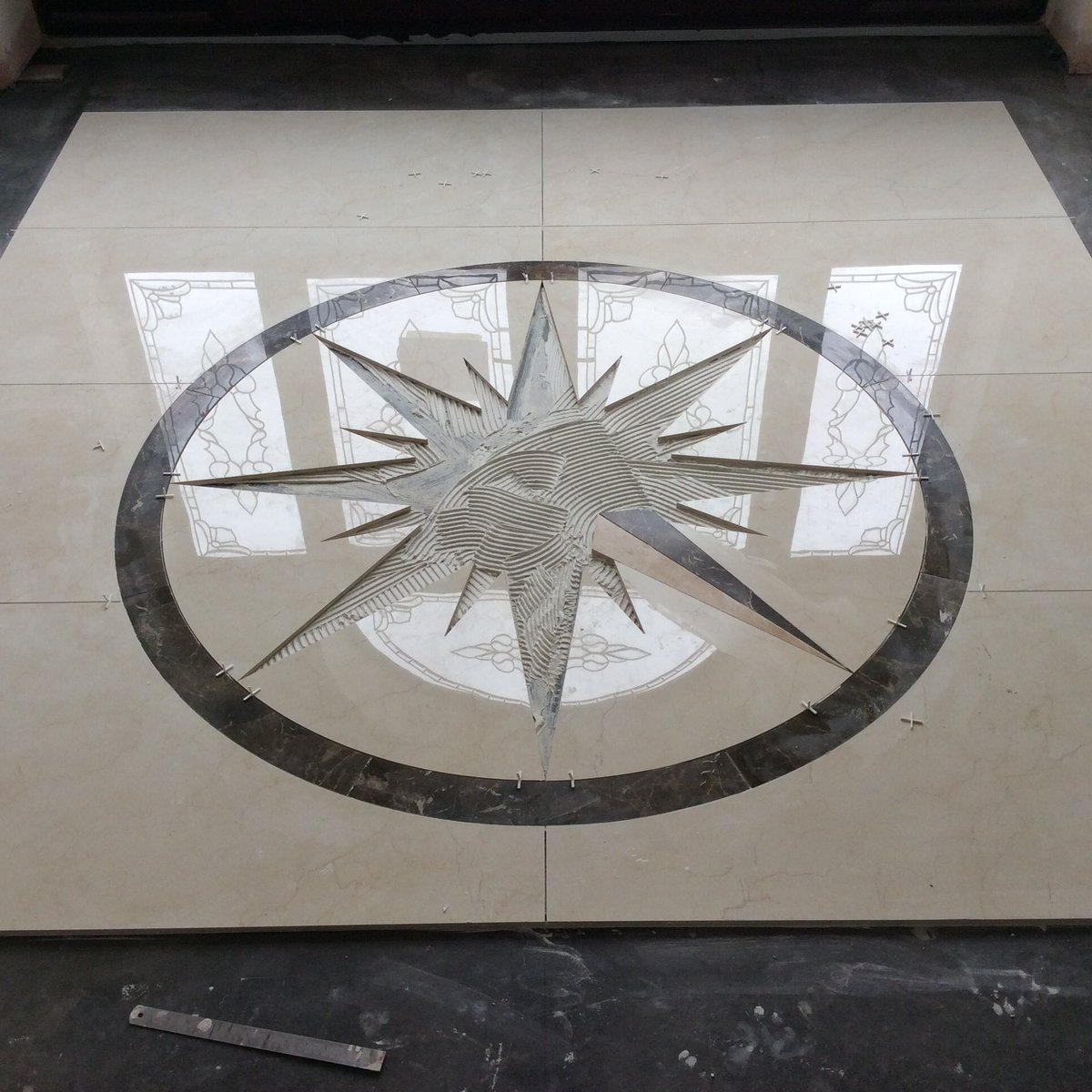 Ronstiling's tweet image. This one was a compass in Prestatyn, tiles are 1200x600. More to follow