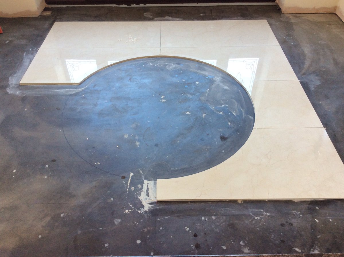 Ronstiling's tweet image. This one was a compass in Prestatyn, tiles are 1200x600. More to follow