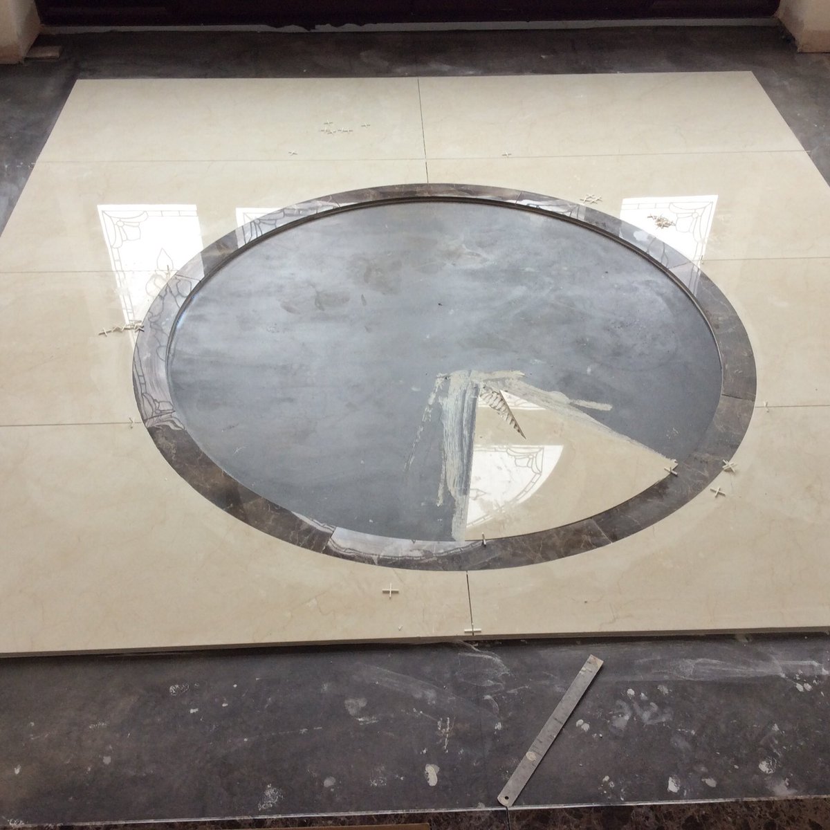 Ronstiling's tweet image. This one was a compass in Prestatyn, tiles are 1200x600. More to follow