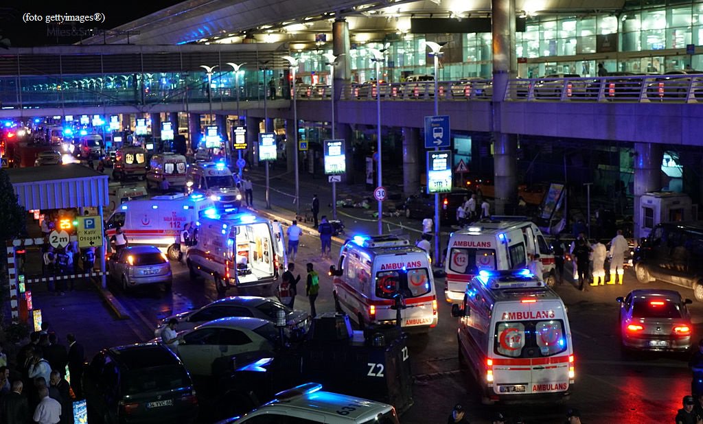 SkyTG24's tweet photo. #UltimOra Attentato #Istanbul, fonte di polizia: forse #Isis dietro attacco all’aeroporto #Canale50 https://t.co/5O6xnPmCHb