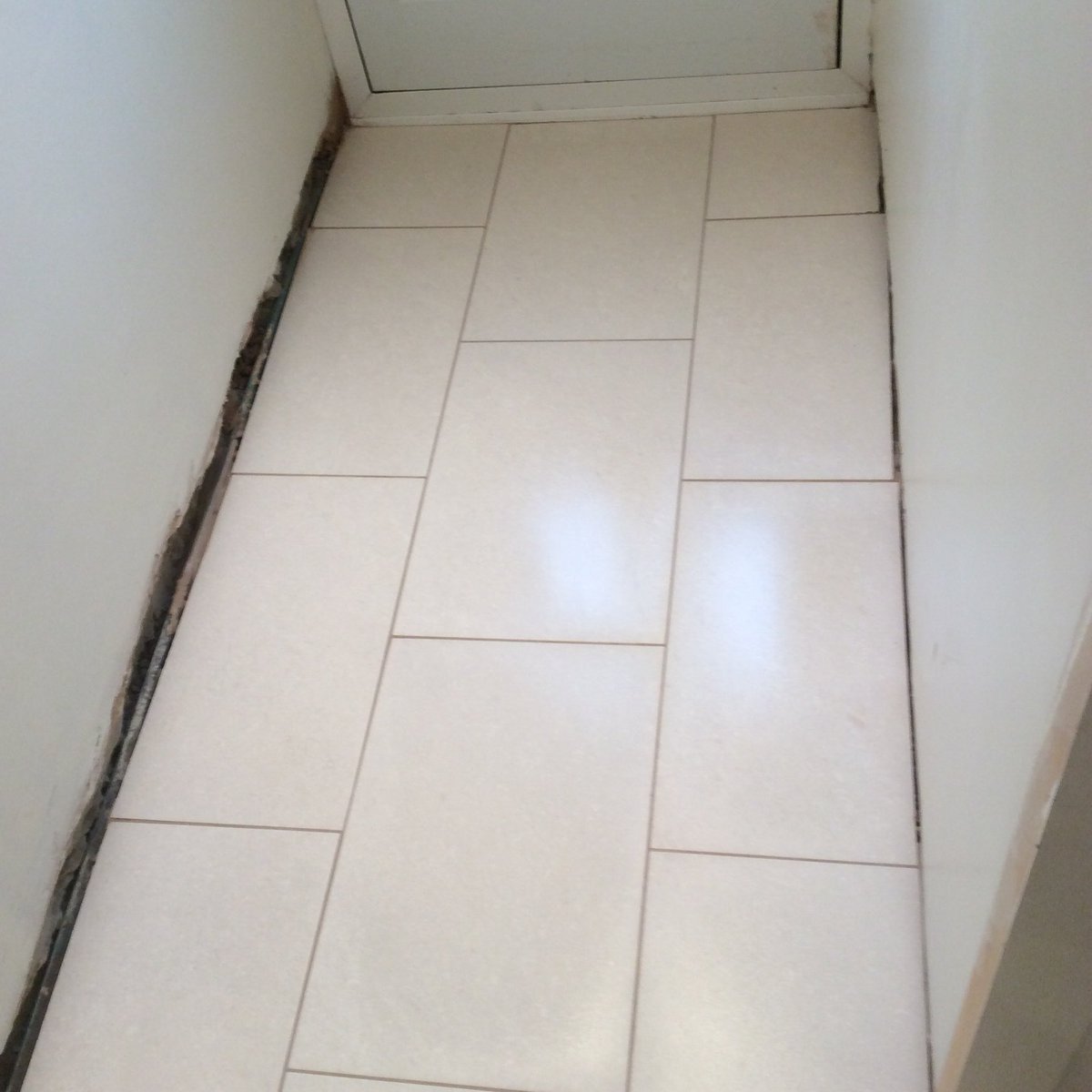 Ronstiling's tweet image. Kitchen wall tiles and small hallway in Caernarfon.
