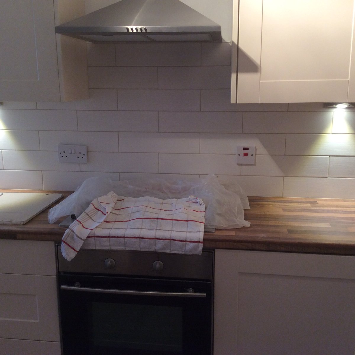 Ronstiling's tweet image. Kitchen wall tiles and small hallway in Caernarfon.