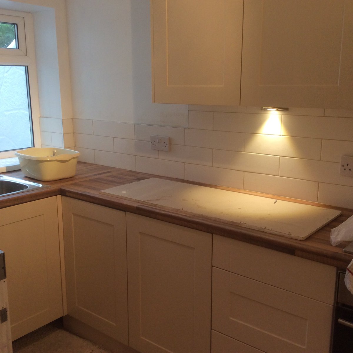 Ronstiling's tweet image. Kitchen wall tiles and small hallway in Caernarfon.