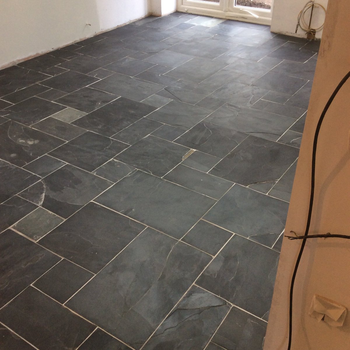 Ronstiling's tweet image. Slate tiles on under floor heating