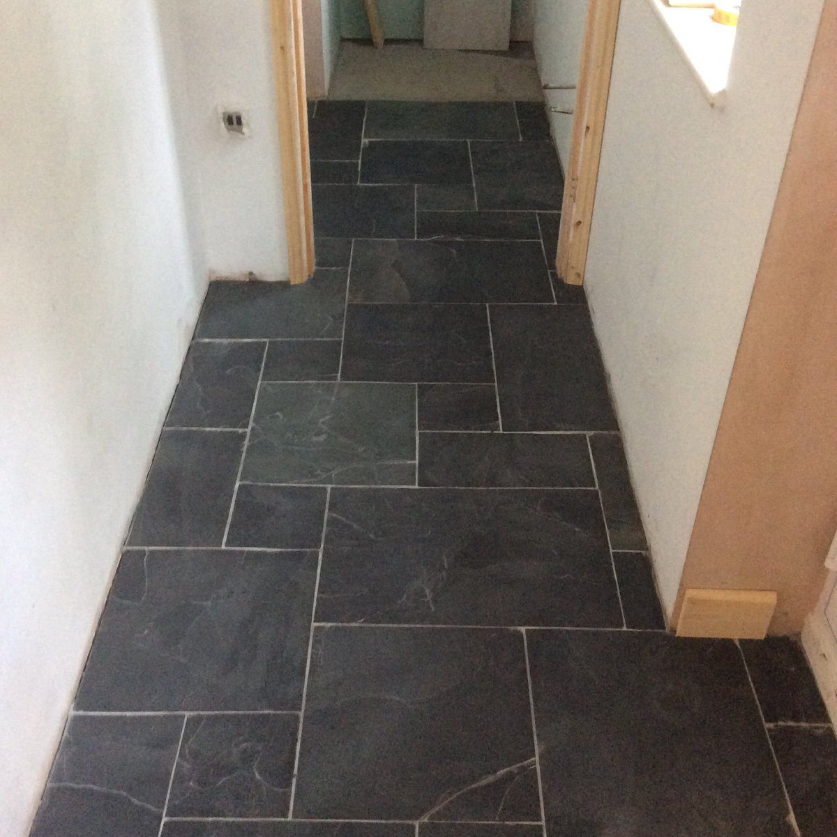 Ronstiling's tweet image. Slate tiles on under floor heating