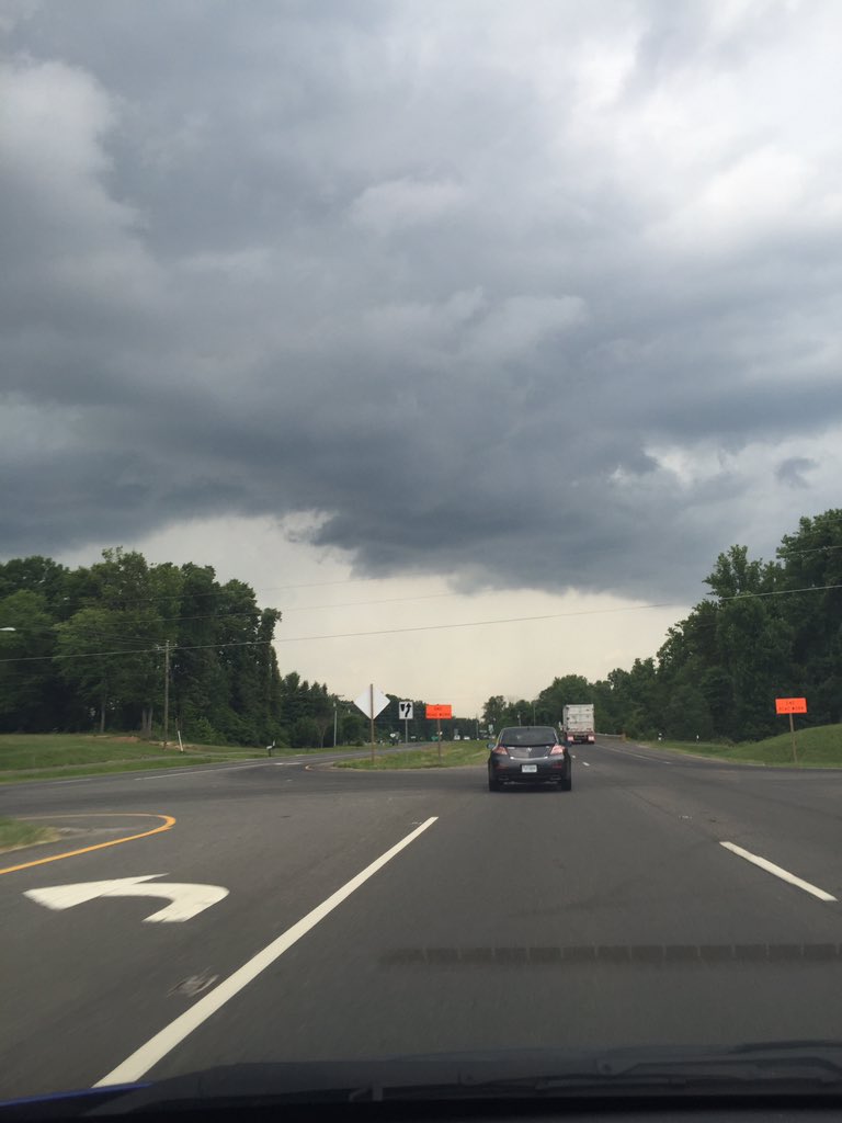 Mel_Scavelli's tweet photo. @ABC7Alex Took 234 just for you. Very heavy rain heading into Manassas w/ thunder and lightning. https://t.co/6FJjAIqM2i