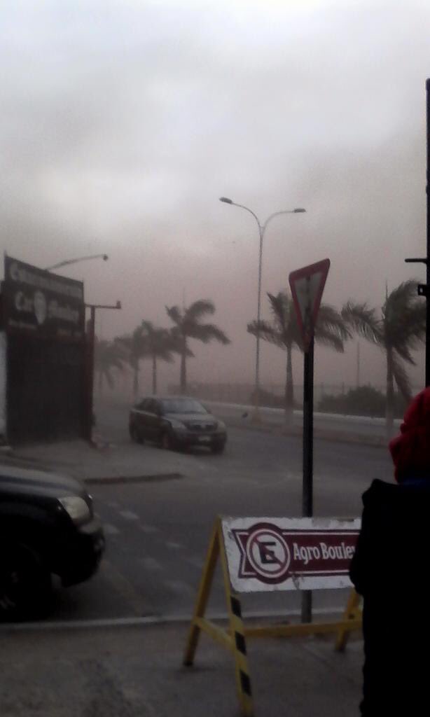 Tele13_Radio's tweet photo. 🔵 AHORA | Usuarios reportan fuertes vientos en Arica. 
📷 @chrisschmauck https://t.co/hM8mXUAu05